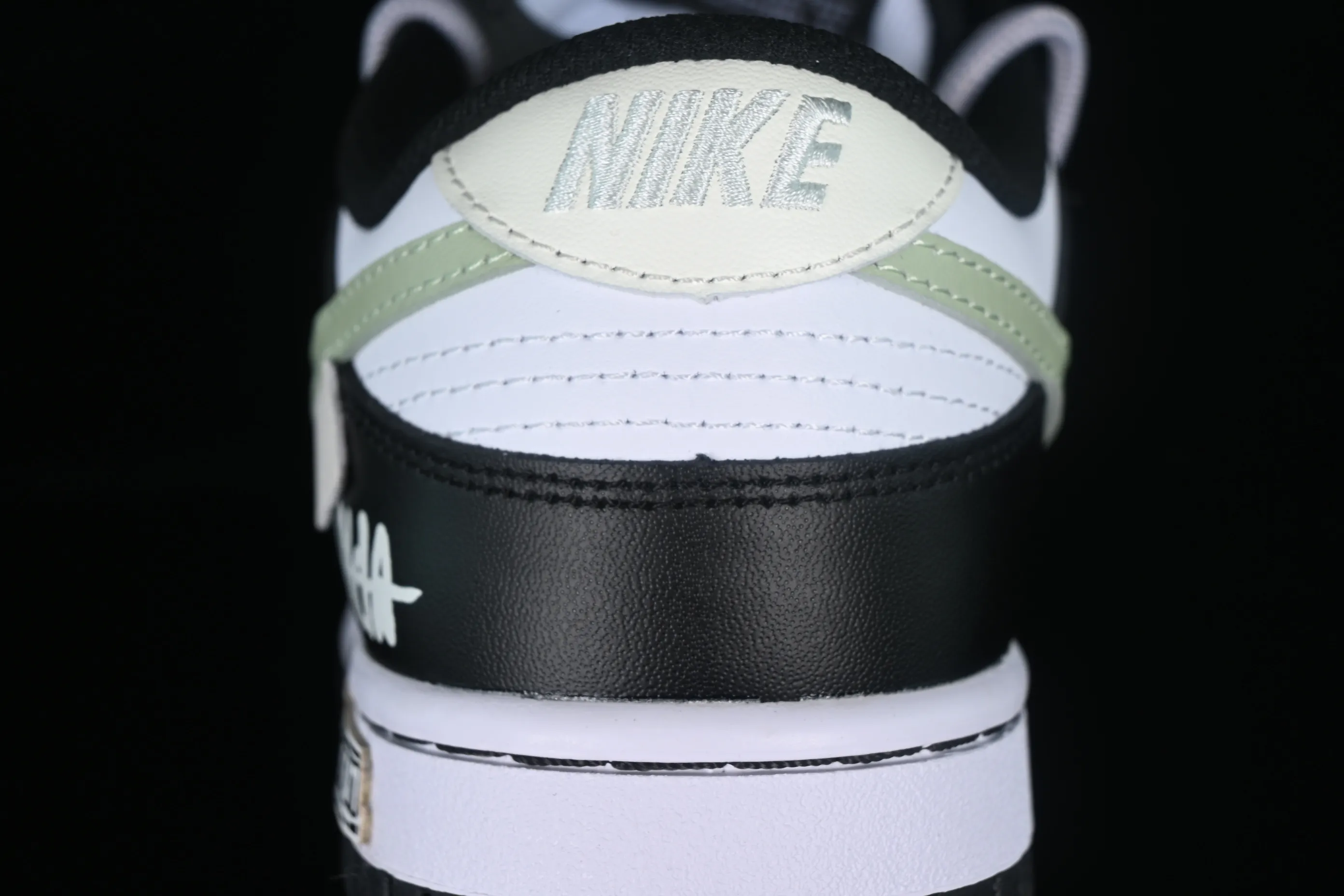 All Categories Nk SB Dunk Series Nk SB Dunk Low Low-top sneakers Nk Dunk Low Rolling in Black and white yellow panda Graffiti simple SB strap low-top casual sneakers DD1503-101